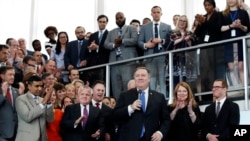 新任美国国务卿蓬佩奥(中)和妻子苏珊·蓬佩奥与儿子尼克·蓬佩奥(右)抵达首都华盛顿美国国务院走马上任。(2018年5月1日)