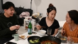 三名在悉尼大学读书的中国留学生在回国前聚餐(路透社2020年8月8日)