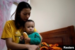 阮廷賜的妻子和孩子10月26日对路透社说,一家人欠债很多。