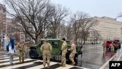 美国国民警卫队士兵封锁了华盛顿特区的一条街道,为特朗普1月20日的就职典礼做准备。(摄于2025年1月19日,法新社)
