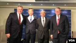 新加坡驻美大使米尔普里(右二) (美国之音莉雅拍摄)