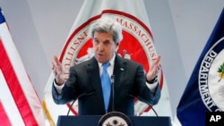 2017年1月9日,时任国务卿的约翰·克里在麻省理工学院举行的气候变化和清洁能源创新大会上演讲。