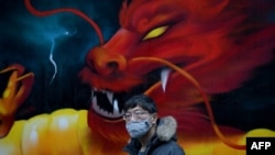 一名戴着口罩的男子走在上海豫园里。(2020年2月6日)