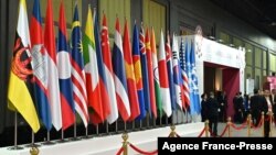 资料照:东盟在曼谷举行峰会期间会场的东盟成员国旗帜。(2019年11月4日)