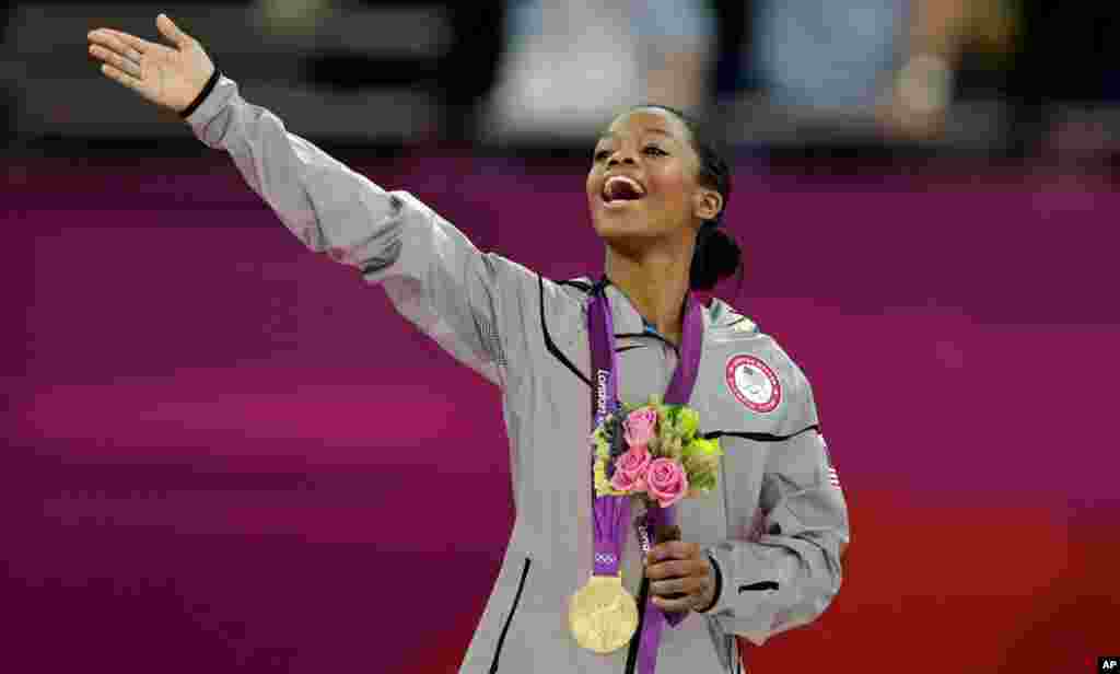 Vận động viên thể dục dụng cụ Mỹ Gabrielle Douglas sau khi nhận huy chương vàng môn thể dục dụng cụ nữ toàn năng