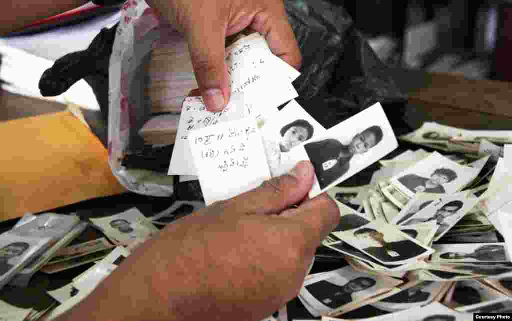 Sau mỗi ảnh đều có ghi tên và nơi sanh của người trong ảnh. (DC-Cam)