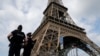 法国警察在埃菲尔铁塔附近巡逻(2017年7月13日)