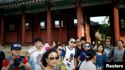 在韩国旅游的中国游客 (路透社资料图)