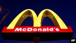 法国巴黎一家麦当劳快餐店的标志。(资料照)