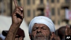 Những người Ai Cập phản đối Tổng thống Morsi, tham gia buổi cầu nguyện ngày thứ Sáu tại Quảng trường Tahrir, 1/12/12