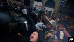 2017年10月1日,西班牙巴塞罗那市加泰罗尼亚政府指定的拉蒙·鲁尔学校外面,西班牙国民警察驱赶公投支持者时,一名女孩在尖叫。