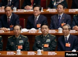 中国国防部长常万全(前排中间)在人大会议上(2013年3月16日