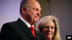 阿拉巴马州共和党联邦参议员候选人罗伊·莫尔在妻子凯拉陪伴下在伯明翰举行记者会。(2017年11月16日)