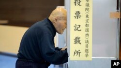 Một cử tri tại một điểm bỏ phiếu ở Tokyo, ngày 10 tháng 7 năm 2016.