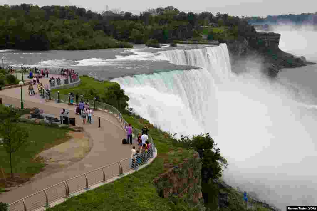 尼亚加拉瀑布州立公园每年吸引800万观光客,其中很多是中国和印度游客。