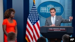 资料图:白宫发言人卡琳·让-皮埃尔和白宫国家安全沟通顾问约翰·科比在白宫记者会上。(2024年4月2日)