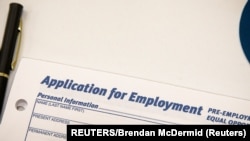 资料照片:在美国纽约市举办的一场餐饮业招聘会上所展示的一份就业申请表。(2021年5月13日)