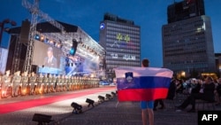 一个披着斯洛文尼亚国旗的男孩参加斯洛文尼亚独立日的庆祝活动。(2021年6月25日)