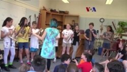 VOA Pop News: Audi Field, Wayne Rooney dan Siswa SD Belajar Angklung (3) VOA Pop News: Audi Field, Wayne Rooney dan Siswa SD Belajar Angklung (3)