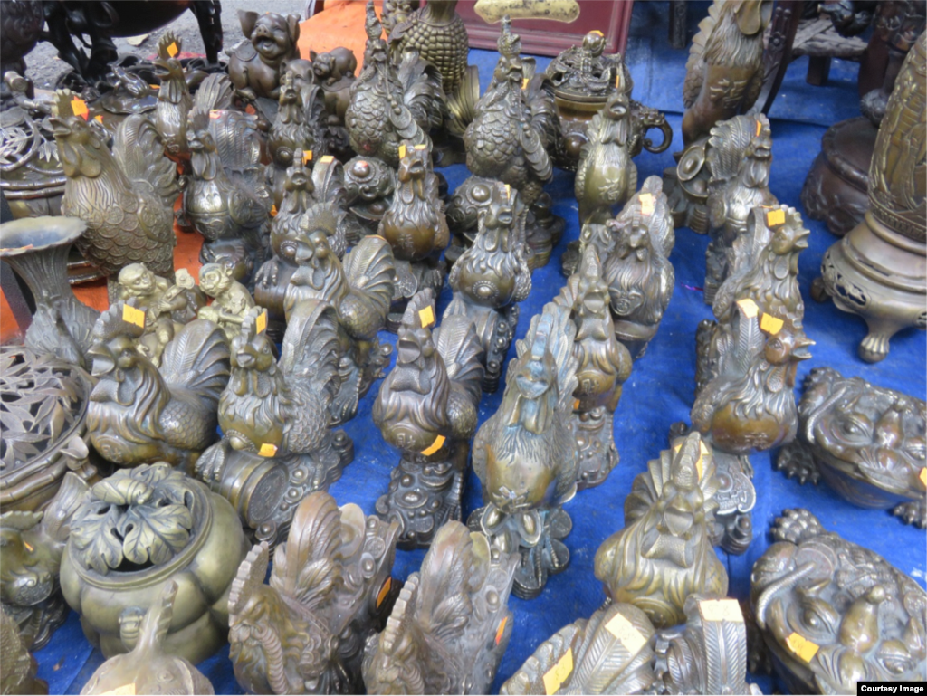 Đồ trang trí hình con gà trở nên đắt khách trong dịp Tết Đinh Dậu.