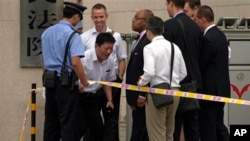 星期五,刘辉的辩护律师(左二)在法院门口向几位驻华外交官介绍情况。