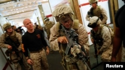 美国海军陆战队员2012年9月25日在维吉尼亚州的一个训练基地接受反恐训练。(资料照片)