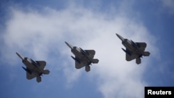 从韩国京畿道乌山空军基地上空编队飞过的F-22猛禽战斗机。(2016年2月17日)