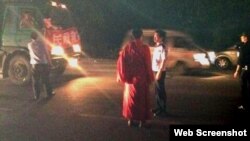一些藏人僧侣从成都赶往雅安地震灾区,途中遇阻 (网站截图)