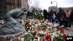 ဂျာမနီနိုင်ငံအလယ်ပိုင်း Magdeburg မြို့မှာ ကားနဲ့ တိုက်ခိုက်ခံရပြီး သေဆုံးသွားသူများအတွက် လွှမ်းသူပန်းခြင်းများ (Photo by Ronny HARTMANN / AFP)