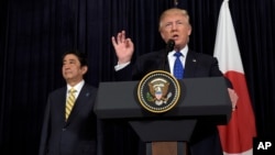 日本首相安倍晋三(左)和美国总统川普(右)在佛罗里达棕榈滩发表关于朝鲜发射导弹的讲话(2017年2月11日)