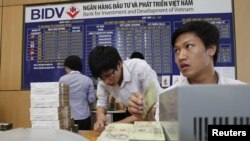 Nhân viên làm việc tại một chi nhánh của Ngân hàng Đầu tư và Phát triển Việt Nam BIDV tại Hà Nội.