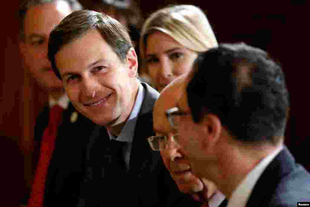 美国商务部长罗斯、白宫顾问库什纳及伊万卡&middot;川普夫妇在白宫欢迎台湾电子设备制造商富士康领导人郭台铭的活动中（2017年7月26日）。富士康计划在美国威斯康辛州开设价值100亿美元的液晶面板厂，预计此举将带来成千上万就业机会。