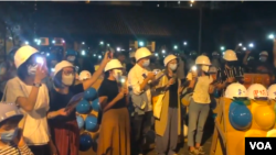 300多名蒙面的集会参加者在25号(星期五)晚上8点左右在九龙土瓜湾的牛棚艺术村空地上聚集,出席香港艺术家与当地社区合作举办的艺术展览开幕仪式。