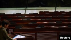 香港特首林郑月娥面对空荡荡的立法会发表施政报告。(2020年11月25日)