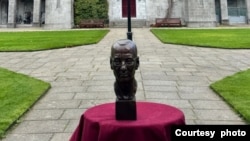 刘晓波雕像摆放在爱尔兰高威大学。(“艺术支持人权”提供)