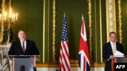 美国国务卿蓬佩奥(左)2020年7月21日在伦敦与英国外交大臣拉布举行记者会