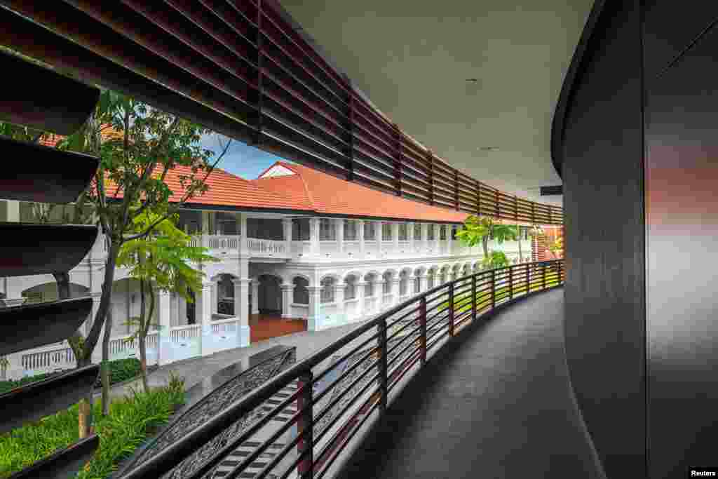 美朝峰会举行地点——新加坡圣陶沙的嘉佩乐酒店。该酒店官网称“嘉佩乐酒店的每一处,皆融合了传统与现代、自然与艺术的设计”。新加坡国立大学教授林大伟(Lim Tai Wei)说:“新加坡有着大量举办重要会议和领导人会面的经验。此前多位总统也曾来到这里。东盟在这里举行许多会议,包括近期的东盟峰会。所以新加坡在举办这类活动上是很有经验的。”