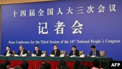 中国证监会主席吴清(左)、中国商务部部长王文涛(左二)、中国国家发展和改革委员会主任郑山洁(中)、中国财政部部长蓝佛安(右三)和中国人民银行行长潘功胜(右二)在北京出席第十四届全国人民代表大会第三次会议期间的记者会。(2025年3月6日)