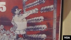 2012年俄罗斯东正教会在莫斯科举办苏共迫害宗教展览。展览上展出的“比奇”杂志封面讽刺斯大林。这家杂志二战期间曾在德国占领的白俄罗斯首都明斯克出版。(美国之音白桦拍摄)