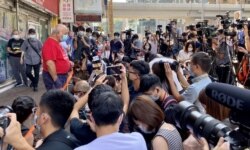 曾健成(紅衣者)表示,支聯會解散是一個痛心的解散,相信歷史會還支聯會一個公道。(美國之音湯惠芸)