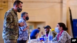 资料照片:美国国防部提供的照片显示,第15医疗大队在夏威夷珍珠港-希卡姆联合基地承办大型新冠疫苗接种站。(2021年2月9日)