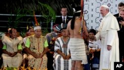 资料照片:教宗方济各在秘鲁马尔多纳多港问候原住民代表。(2018年1月19日)