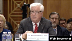美国总统特朗普提名的驻日大使人选乔治·格拉斯2025年3月13日出席美国国会参议院提名确认听证会。(图片来源:参议院外委会视频截图)