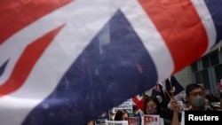 在英国驻香港总领馆前,反送中运动示威者手举英国国旗和标语牌聚会。(2019年9月15日)