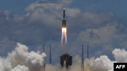 Tư liệu: Tên lửa đẩy Trường Chinh 5 Y-4 mang theo tàu vũ trụ Thiên Vấn 1 rời bệ phóng ở khu vực ven biển đảo Hải Nam, Trung Quốc, ngày 23-7-2020 - Ảnh: AFP.