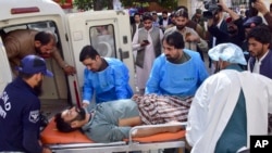 巴基斯坦医护人员和志愿者把马斯通镇一名炸弹爆炸受害者送往奎达一家医院。(2024年11月1日)