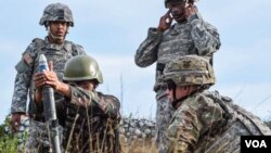 “美国与菲律宾军队2017年5月14日参与‘肩并肩’年度联合军演” (美国军方照片))