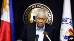 资料照:时任菲律宾外交部长的艾伯特∙德尔∙罗萨里奥在记者会上讲话。(2012年7月13日)