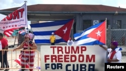 川普总统的支持者站在佛罗里达州迈阿密的曼努埃尔·阿尔泰姆剧院附近。(2017年6月16日)