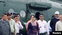 缅甸领导人昂山素季在视察北部多事的若开邦后抵达实兑机场。(2017年11月2日)